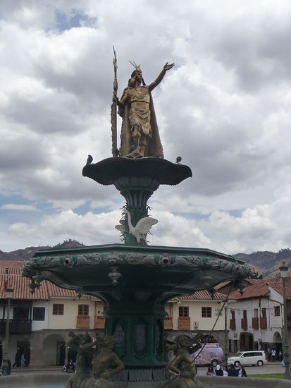 Brunnen mit  Inkaherrscher Pachakuteq am Placa de Armas