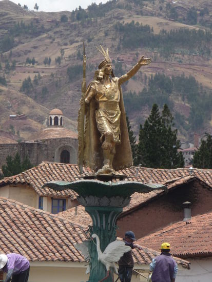 Brunnen mit  Inkaherrscher Pachakuteq am Placa de Armas