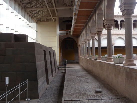 Inkareste links und Kloster rechts