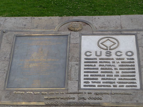 Weitere Tafel der Unesco für die Stadt Cusco vor der Kirche Santo Domingo