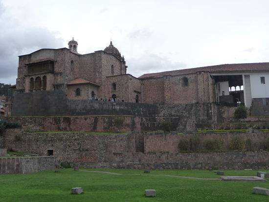 Blick auf die Kirche Santo Domingo - Gut zu sehen die alten Inkamauern des einstigen Tempelviertels Qoricancha auf den die Santo Domingo erbaut wurde