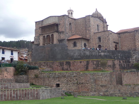 Blick auf die Kirche Santo Domingo - Gut zu sehen die alten Inkamauern des einstigen Tempelviertels Qoricancha auf den die Santo Domingo erbaut wurde