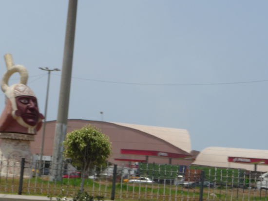 Auf der Fahrt durch Trujillo von den Moche zu den Chimu in Chan Chan .
Man sieht auch hier das die Moche überall in der Gegend verehrt werden.