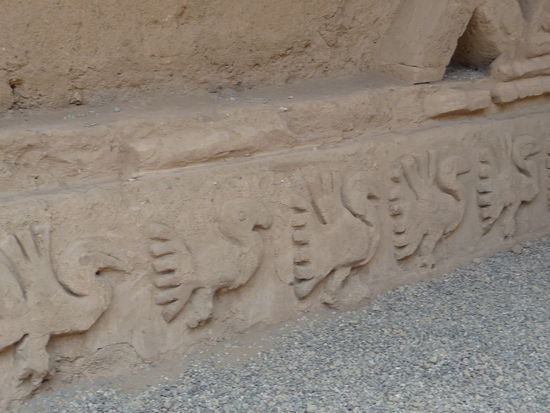 Gang mit Fisch und Vogeldarstellungen