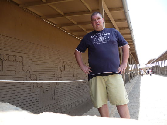 Ich im Gang mit Fisch und Vogeldarstellungen