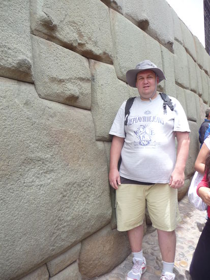 Vorne links der berühmte zwölfeckige Stein in der Calle Hatunrumiyoc