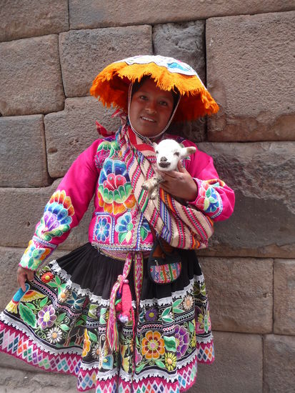 Junge Frau aus Cuzco mit Traditioneller Kleidung und Lamababy im Arm