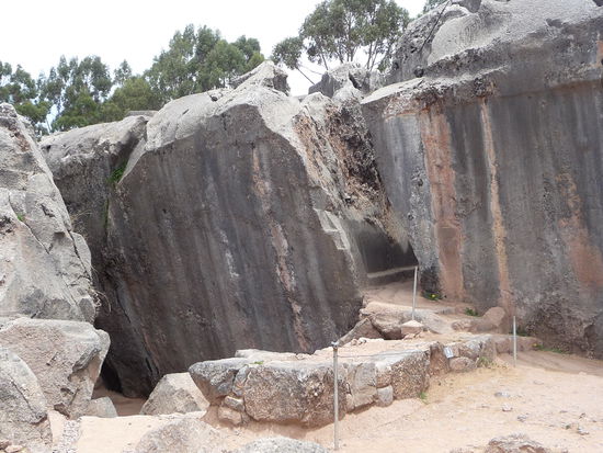 CA. 1 km östlich entfernt von Saqsaywoman liegt die von stark zerklüfteten Felsen,Spalten und Höhlen umrahmte Kultstätte Kenk oder auch Qenqo " die Gewundene " !! Der Eingang zur Höhle wurde mit dem Eingang zur Unterwelt verglichen.