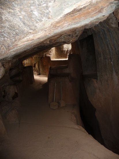 Aus dem Fels geschlagener Altar in Kenko
