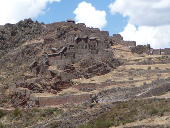 Erster Blick auf die alte Inkastätte Pisaq im Urubamba Tal