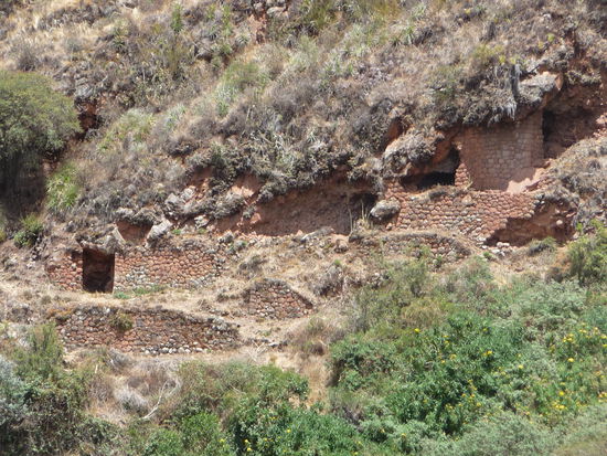 Alte Gräber der Inkas an den Berghängen in Pisaq