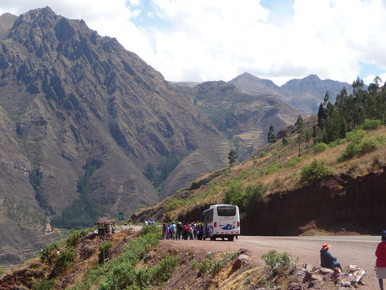Kurzer  Stop im Urubamba Tal - Vorne hält gerade eine größere Reisegruppe