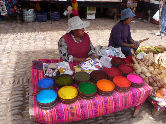 Das kenne ich doch aus Indien ....viele bunte Farben am Markt von Pisaq