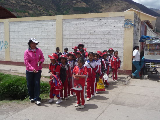 Eine Schulklasse beim Ausflug