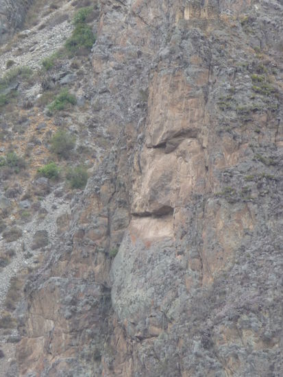 Von den Inka in den Fels gehauene Gesichter