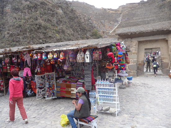 Stände für Touristen am Eingang von Ollantaytambo
