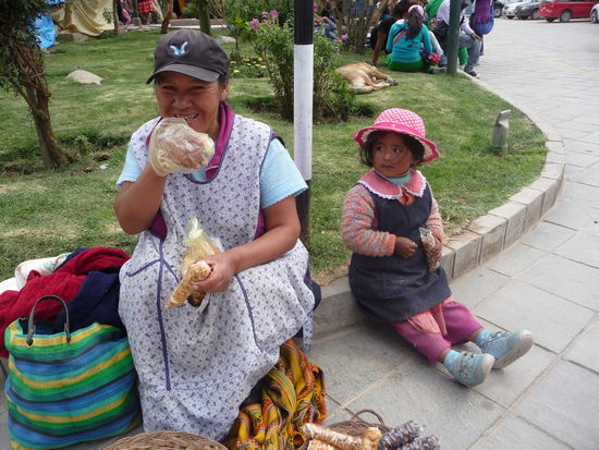 Oma und Enkeltochter verkauften mir eine Tüte geröstete Mais Chips für 1 Sol = 0,28 Euro