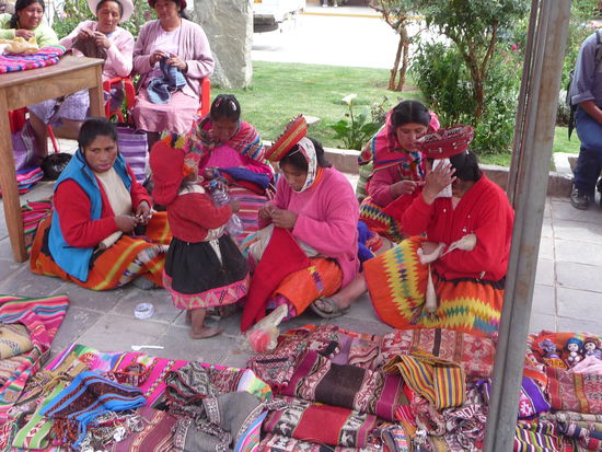 Menschen in Ihrer typischen Kleidung am Marktplatz in Ollantaytambo