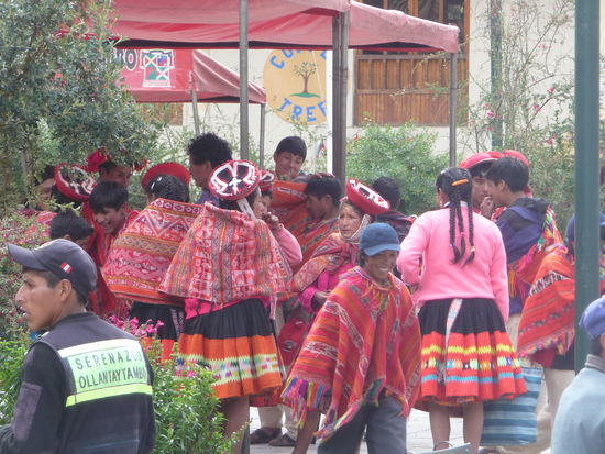 Menschen in Ihrer typischen Kleidung am Marktplatz in Ollantaytambo