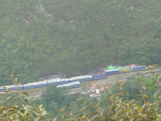 Blick von Machu Picchu auf den Bahnhof im Tal