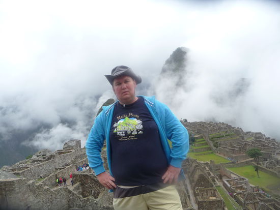 Ich unter Regenwolken in Machu Picchu