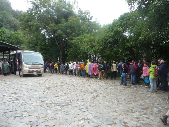 Endlose Schlangen von den vielen Tausend Besuchern der Inkastätte die alle auf einen Platz im Bus warten um wieder ins Tal zu kommen