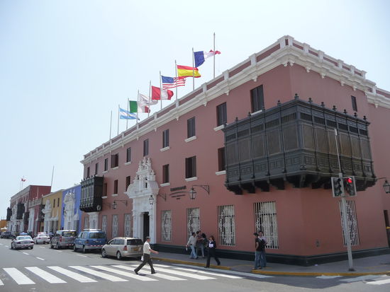Schöne Kolonialhaüser mit hölzernen Balkonen