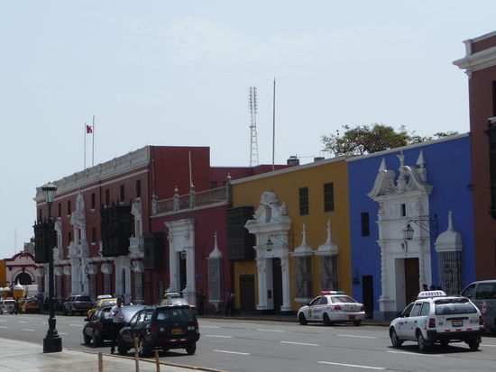 Schöne Kolonialhaüser mit hölzernen Balkonen
