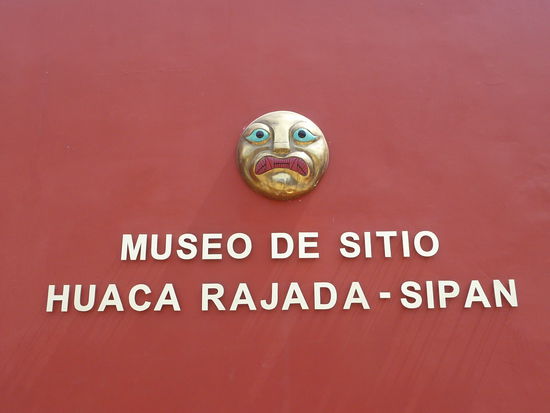 Das 3. bedeutende Museum in der Umgebung von Chiclayo gleich neben dem Huaca Rajada ist das Museo de Sitio 
Eintritt 8 Sol = 2,35 Euro  und hier sind Fotos erlaubt !! 