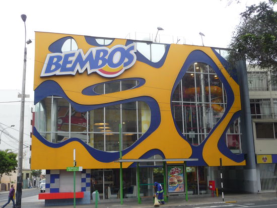 Die bekannteste peruanische Fast Food Kette heißt Bembos und ist vor allem in Lima aber auch in anderen größeren Städten und Touristorten anzutreffen. Eine gute Alternative zu Mc Donalds oder Burger King die es neben Bembos auch in Peru überall gibt.