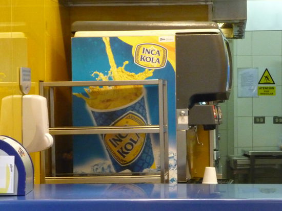 Inka Kola die in Peru häufiger getrunken wird als Coca Cola darf natürlich auch bei Bembos nicht fehlen. Mit dem sonst typischen Cola Geschmack hat die Inka Kola allerdings nicht viel gemein.Sie ist relativ süß und schmeckt irgendwie nach Bonbons oder Kaugummi.