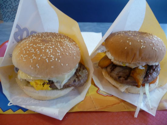 Links der Royal MED für 9,90 Sol = 2,88 Euro und der leckere Alo Pobre mit gerösteten Bananen rechts für 12,90 Sol = 3,75 Euro 