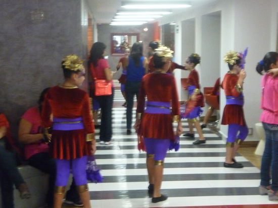 Schüler und Tanzgruppen proben im Hotel  für Ihren Autritt im Theater um die Ecke