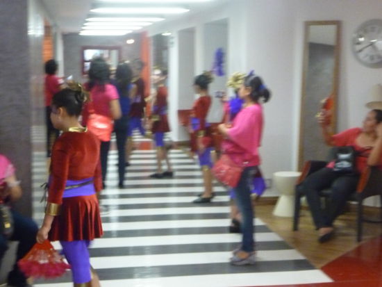 Schüler und Tanzgruppen proben im Hotel  für Ihren Autritt im Theater um die Ecke