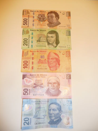 Nur bares ist wahres auch in Mexiko !! 
Umtausch Kurs zum Zeitpunkt meiner Reise im April 2013:
1 EURO  =  16 MEX PESOS