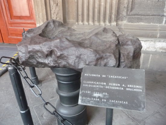 Gleich um die Ecke steht ein Museum in dessen Vorhalle mehrere Meteoriten ausgestellt sind.