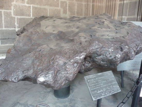 Gleich um die Ecke steht ein Museum in dessen Vorhalle mehrere Meteoriten ausgestellt sind.