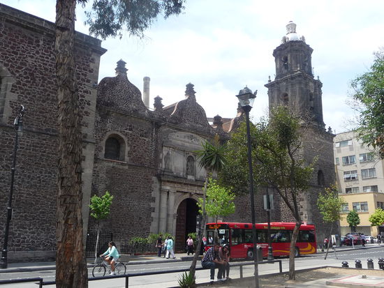 Iglesia y Hospital des Jesus wurde 1528 von Hernan Cortes gegründet und ist heute das einzige erhaltene Gebäude aus dem 16. Jh. im Zentrum von Mexiko City