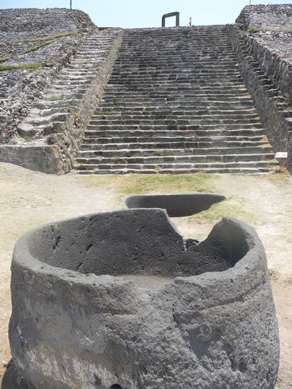 Ruinenstätte Xochitecatl Steinbecken am Fuße der Blumenpyramide