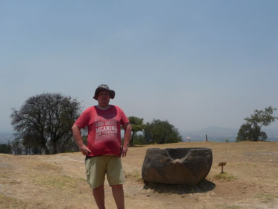 Ich am Steinbecken vor der Blumenpyramide