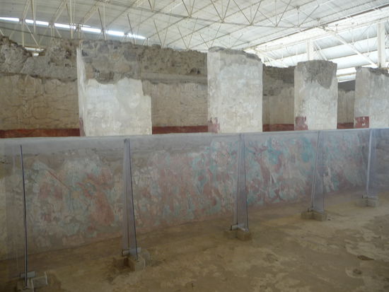 Am nördlichen Ende des Tempels auf einen Sockel steht das Schlachtgemälde ( Mural del la Batalla )
