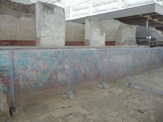 Am nördlichen Ende des Tempels auf einen Sockel steht das Schlachtgemälde ( Mural del la Batalla )