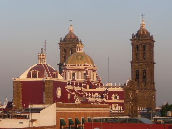 Blick über Puebla und auf die Kathedrale am frühen Morgen