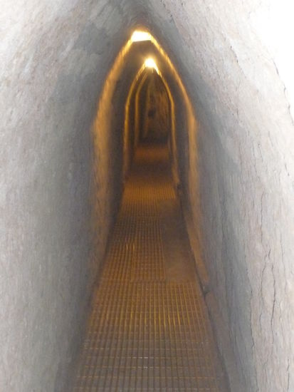 Zuerst geht es ins innere der Cholula Pyramide durch einige der ca. 8 km langen Gänge