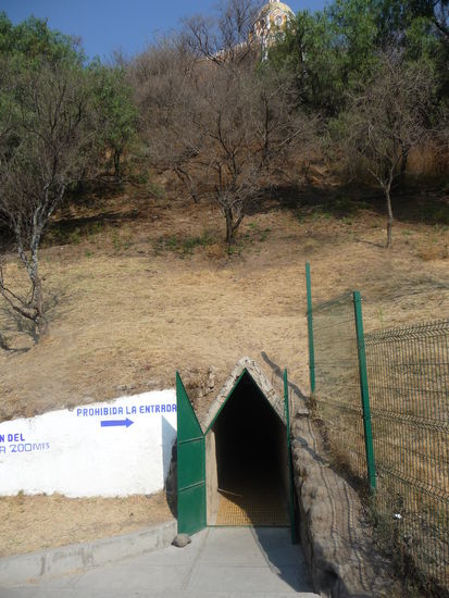 Auf der anderen Seite komme ich wieder heraus aus dem Tunnelsystem