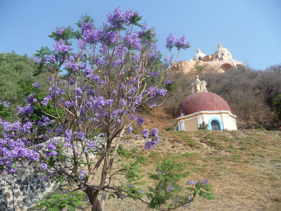 Oben auf der Pyramide steht eine Kirche
