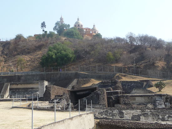 Die Tempelanlage von Cholula - oben sieht man wieder die Kirche der Spanier