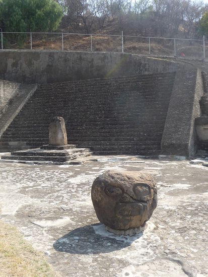 Monolithischer Kopf eines Jaguarmenschen