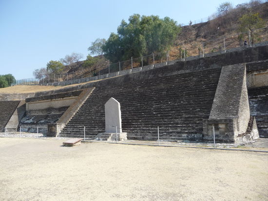 Vor der Treppe in der mitte eine Monolithische Stele