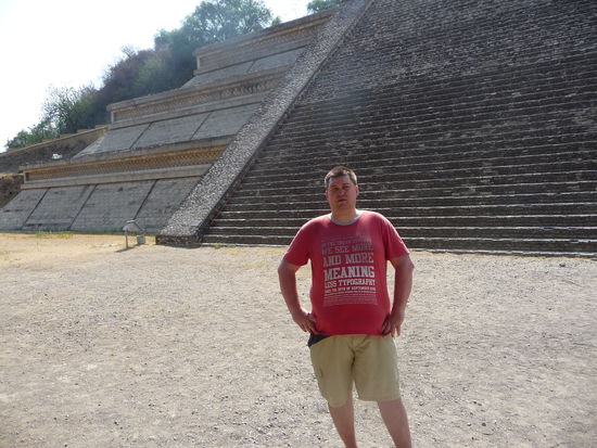 Ich an der restaurierten Seite der Cholula Pyramide